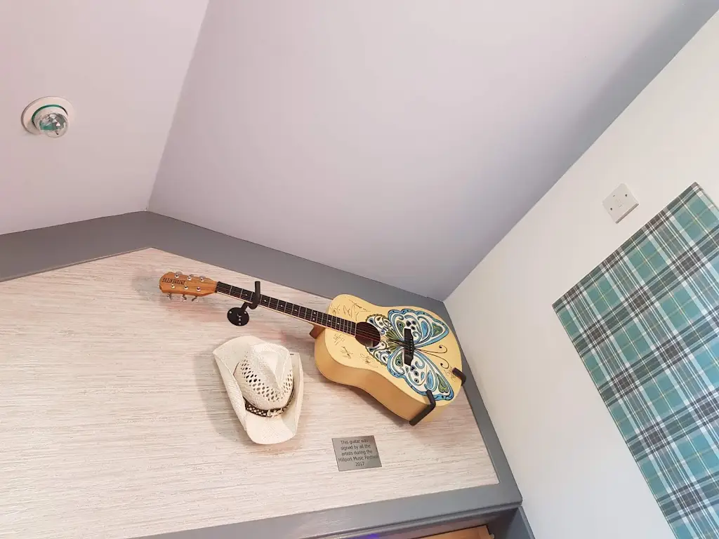 Linda MacKinlay_The Tavern Bar_Isle of Cumbrae_review