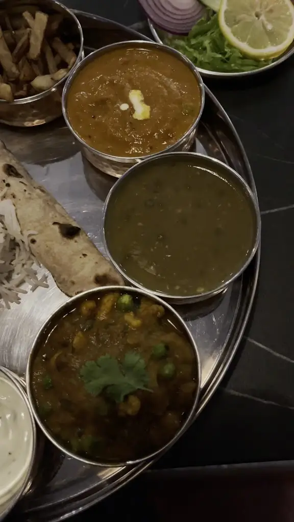 Dé Buddha Authentic Nepalese Restaurant & Bar_Johnstone_slider_image_2