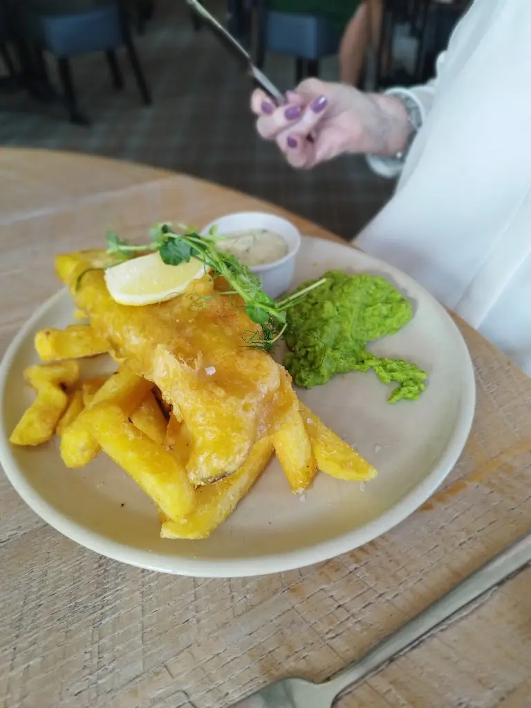 Lisa Sage_Woodford Lodge_Bishop Sutton_review