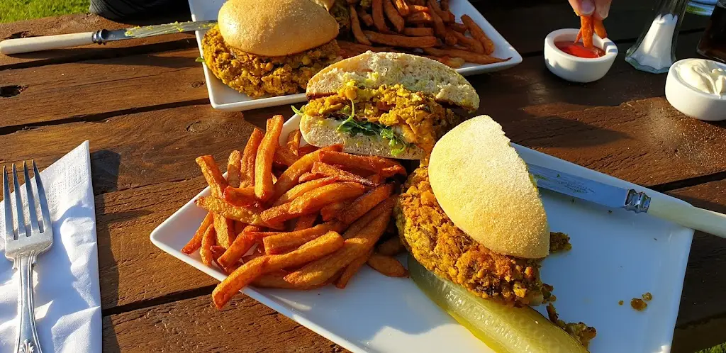 Clare MacLaren_Ancrum Cross Keys_Jedburgh_review