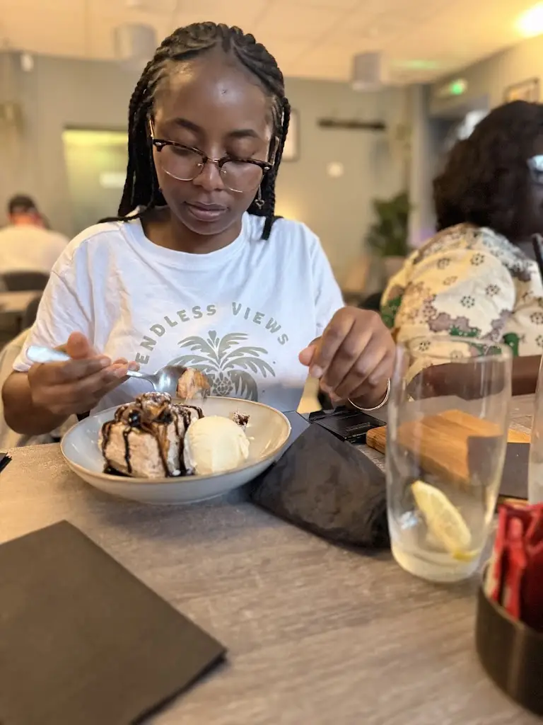 Victoria Osayomwanbor_The Broomgate_Lanark_review