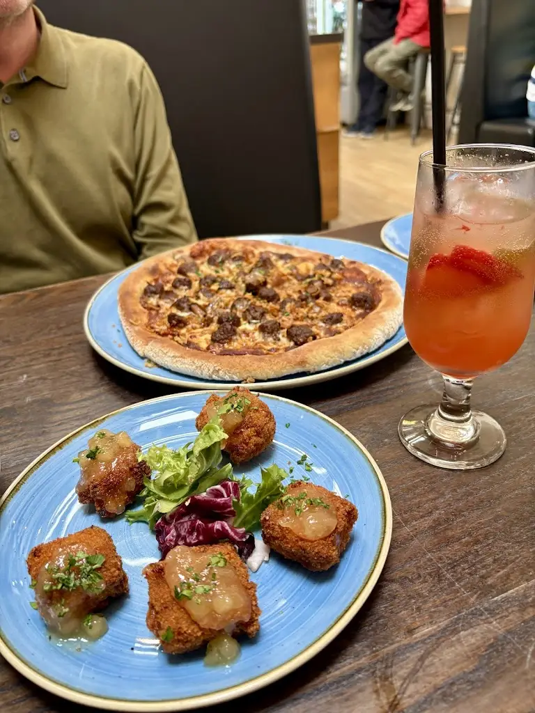 Debbie McColl_The Parlour_Lamlash_review