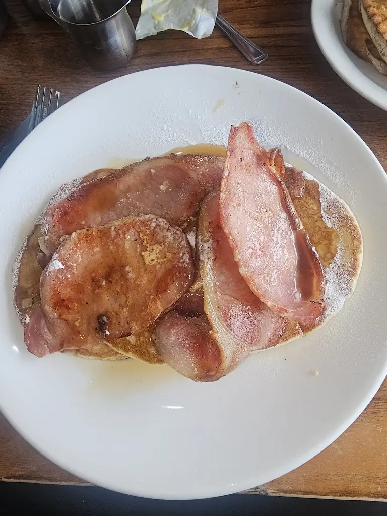 June Davis_Cafe Corvina_Laurieston_recensione