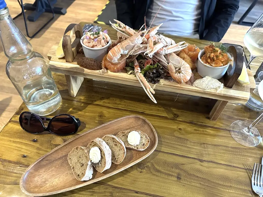 Catch 79 Seafood Bistro_Lhanbryde_slider_image_3