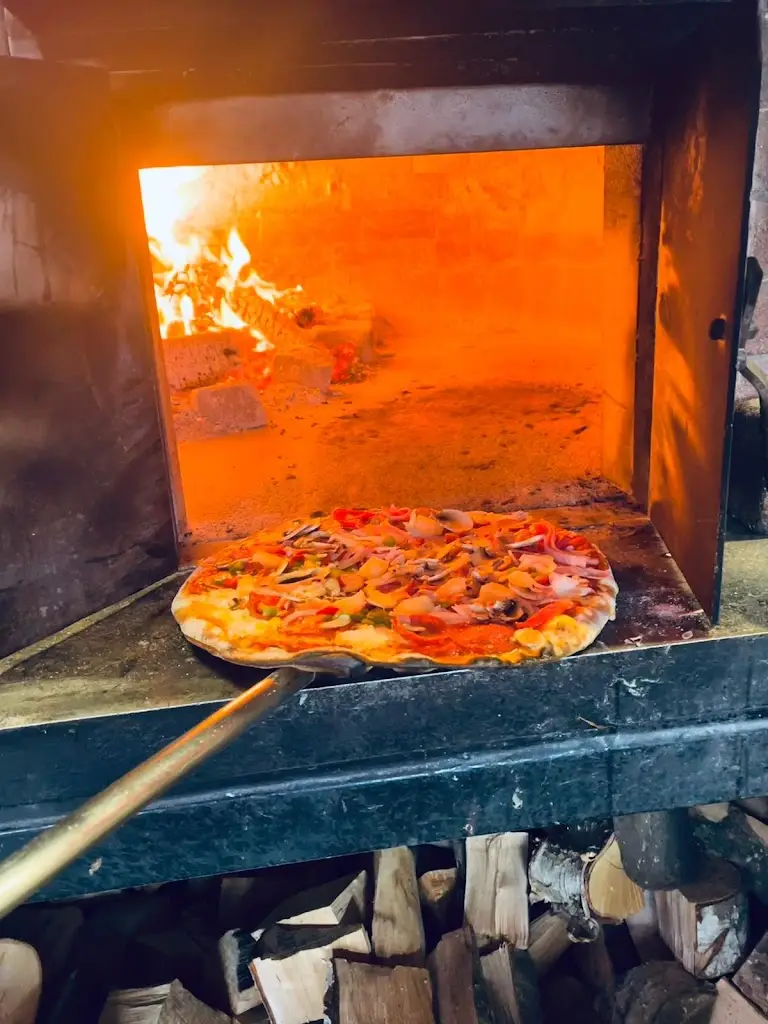 Menü_Pizza Den_Macmerry_Bild_1