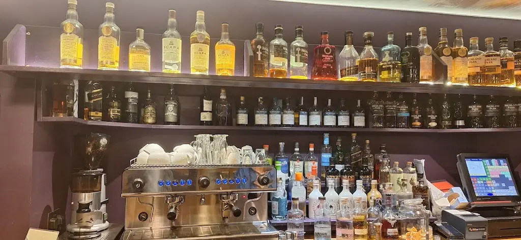 Phyllis Harvey_Royal Cask Whisky Gin Bar_Kirkwall_review