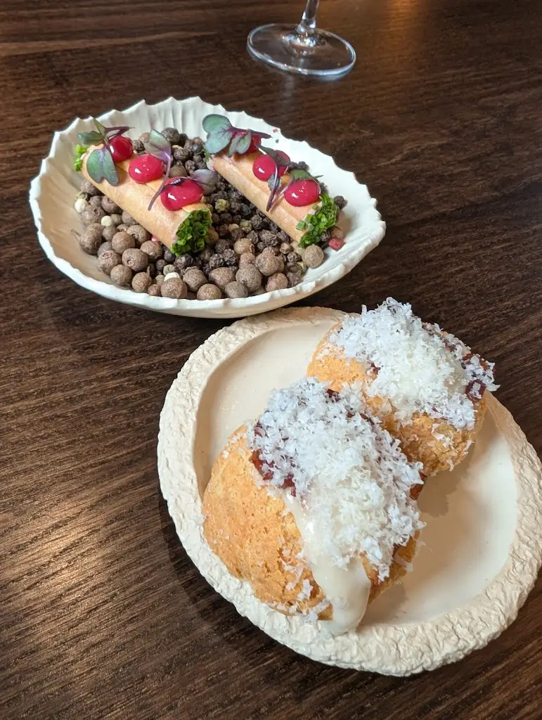 Dr Monika Gostic_Elements_Milton of Campsie_recensione