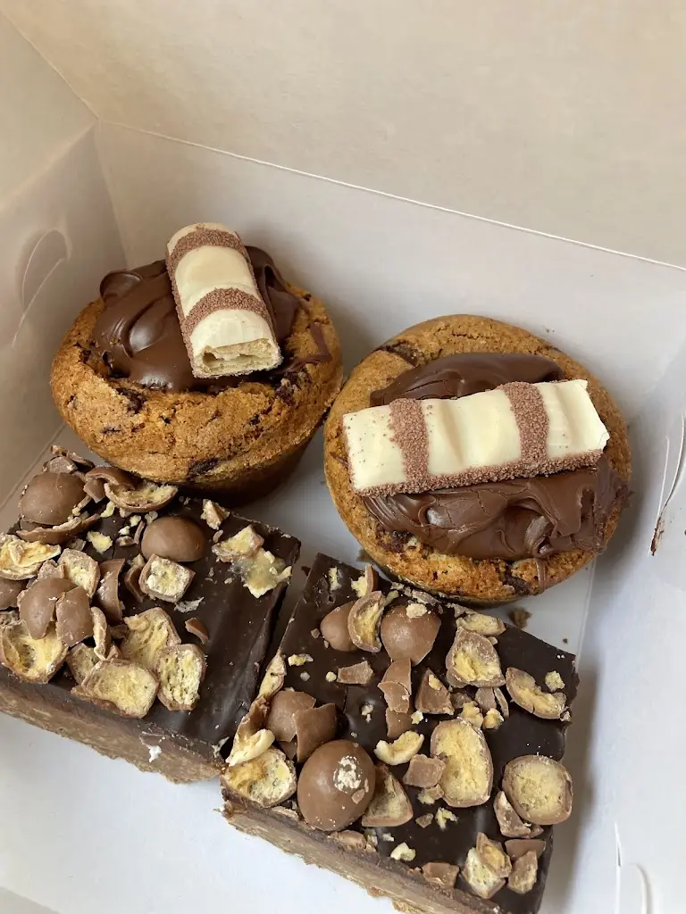 Jenn Blunstone_Annies Cakery_Macduff_review