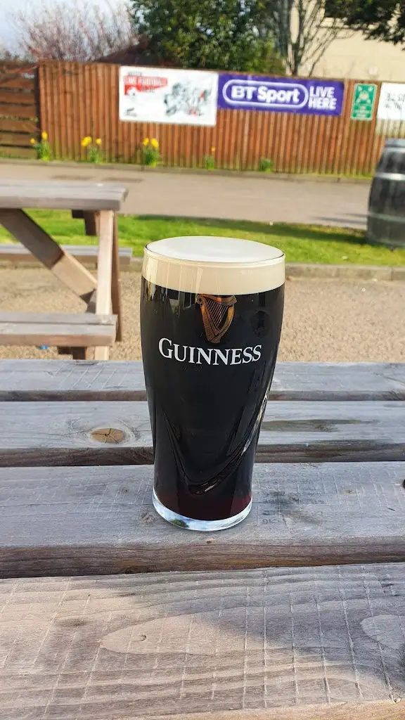 leon thomson_The Paddock Bar_Newtonhill_review