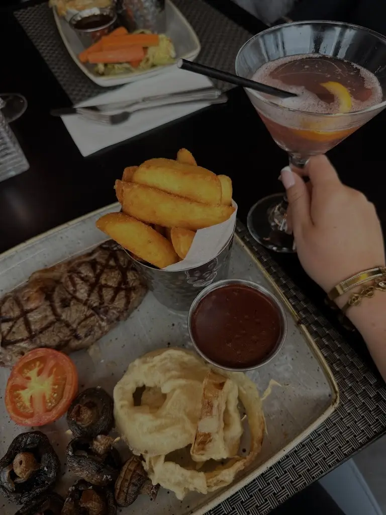 Deryn Cummins_Pendulum Bar & Grill_Paisley_review