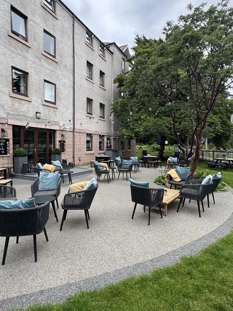 Hanadi Bak_The Scholar_Ratho_review