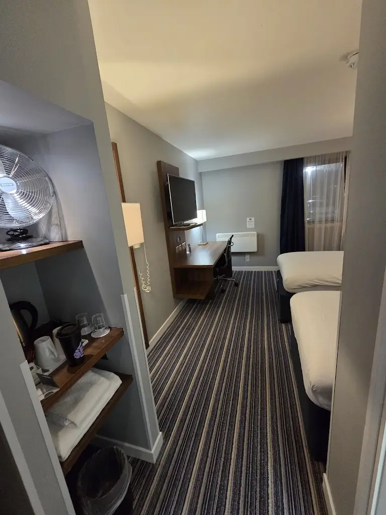 Signe Maluhina_Holiday Inn Express Edinburgh Airport by IHG_Ratho Station_review