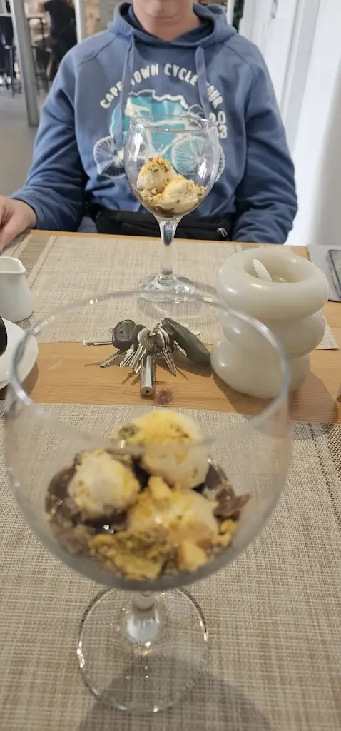 malcolm campbell_A. T. Hughes Lochside_Rosneath_review