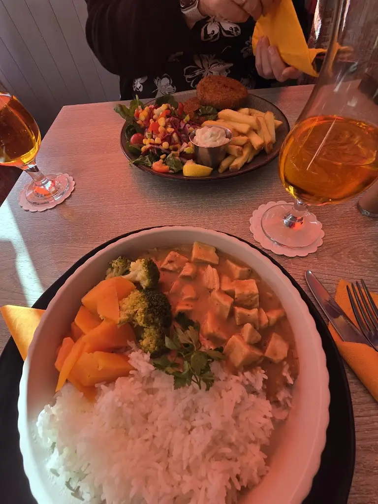 Douglas McGaw_St. Duthus Hotel_Tain_review