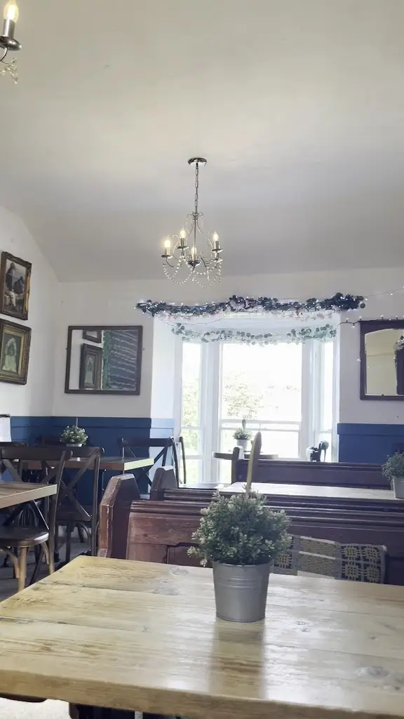 Lucie Warren_McCowans_Aberaeron_recensione