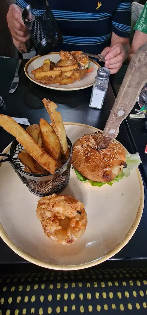 Alyssa Extreme - กับชีวิตใหม่ ภาษาอังกฤษ วัฒนธรรมใน UK_Angel Bar & Grill_Abertridwr_review