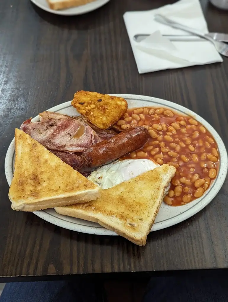 Luke Holifield_The New Continental Cafe_Bargoed_reseña