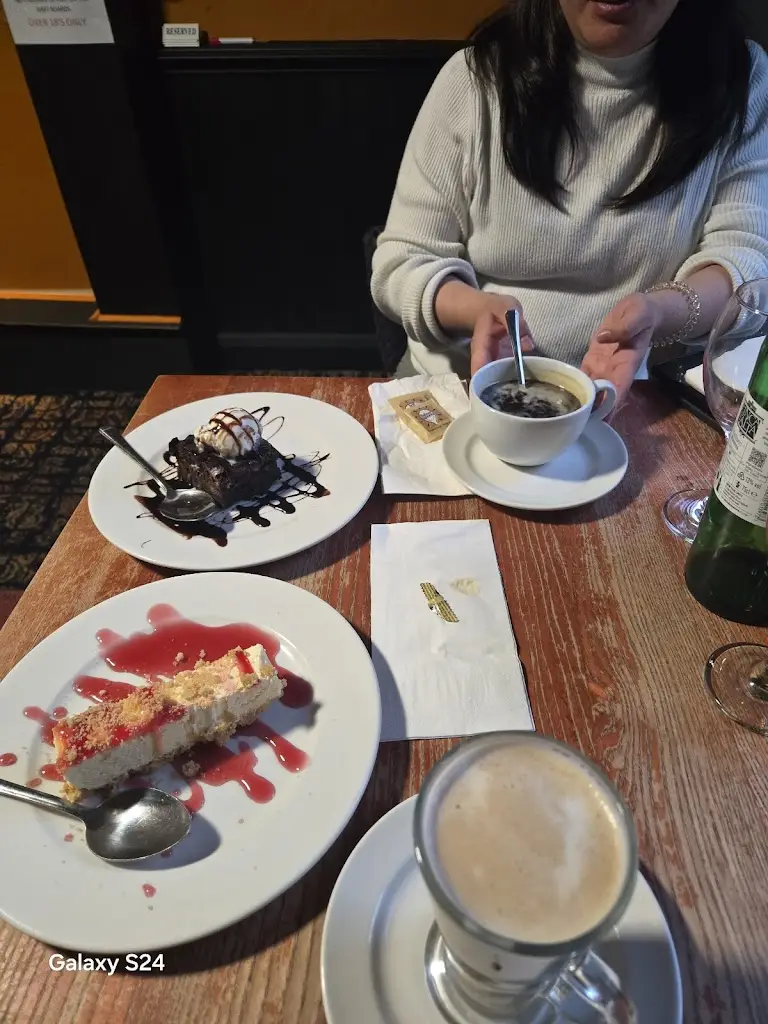 Eden Merl Budaz_Pentrebach House Table Table_Abercanaid_reseña