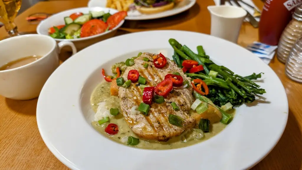 Ilona Stezowska_Pentrebach House Table Table_Abercanaid_reseña