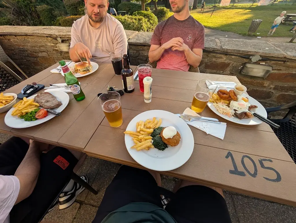 Michael Heinzerling_Pentrebach House Table Table_Abercanaid_reseña