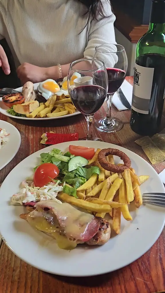 Pentrebach House Table Table_Abercanaid_slider_image_2