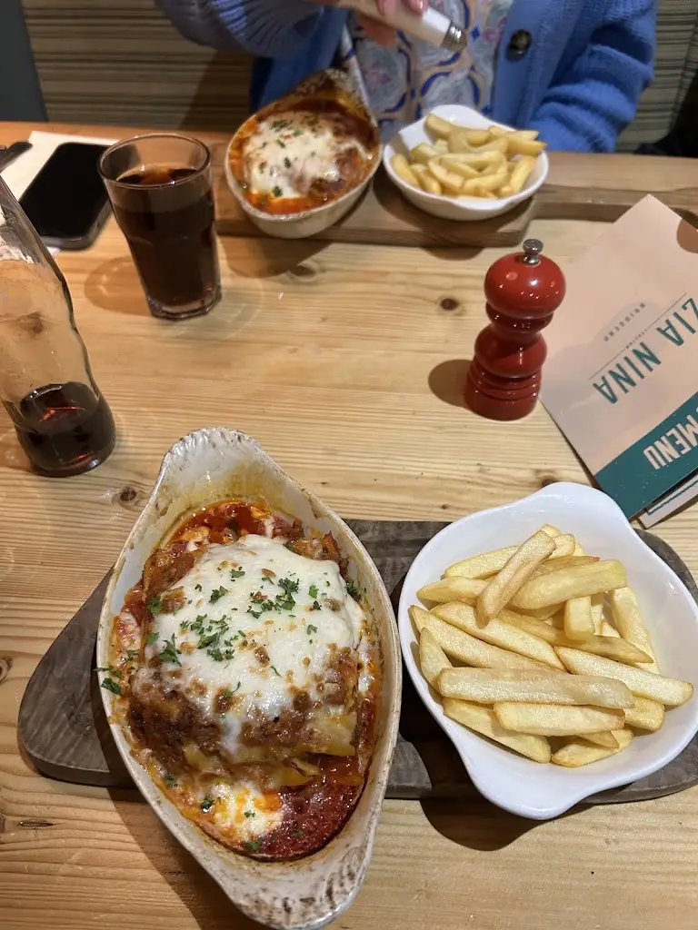 Lucy Peckham_Zia Nina_Aberkenfig_review