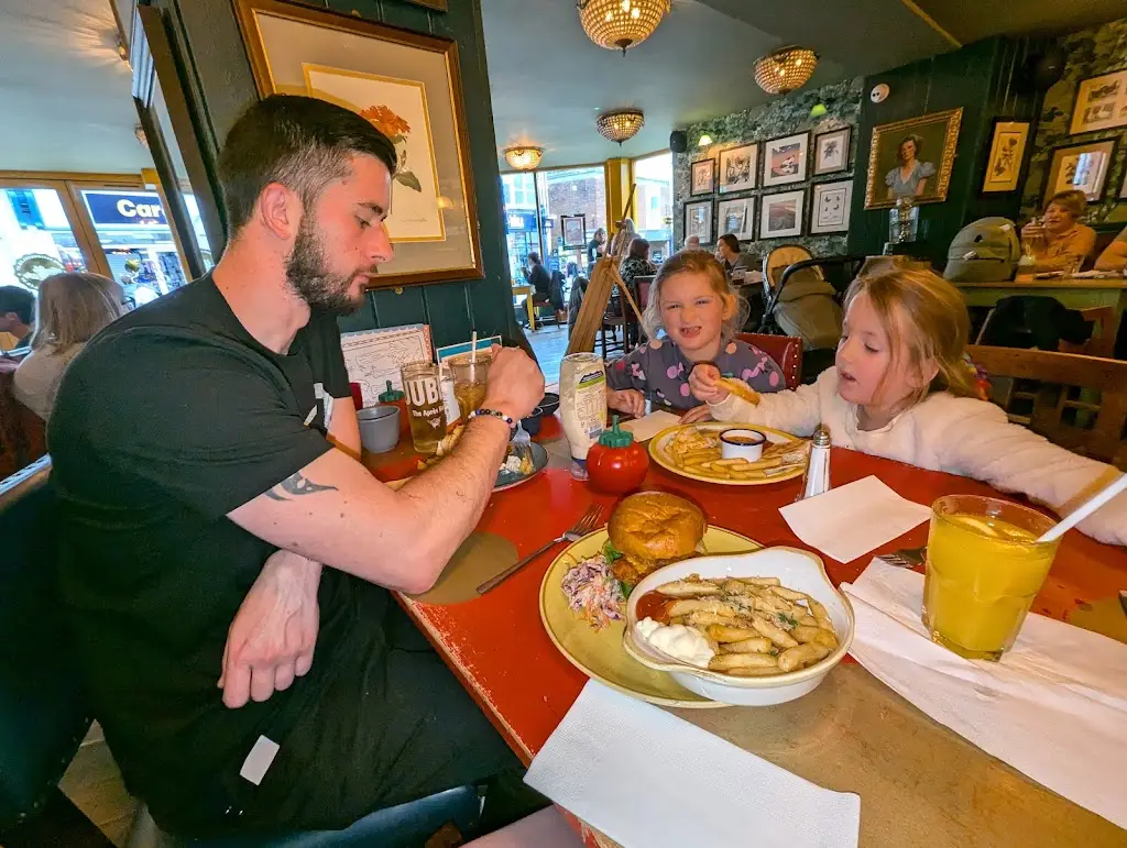 Nicole Schmitt_Portico Lounge_Abergavenny_review