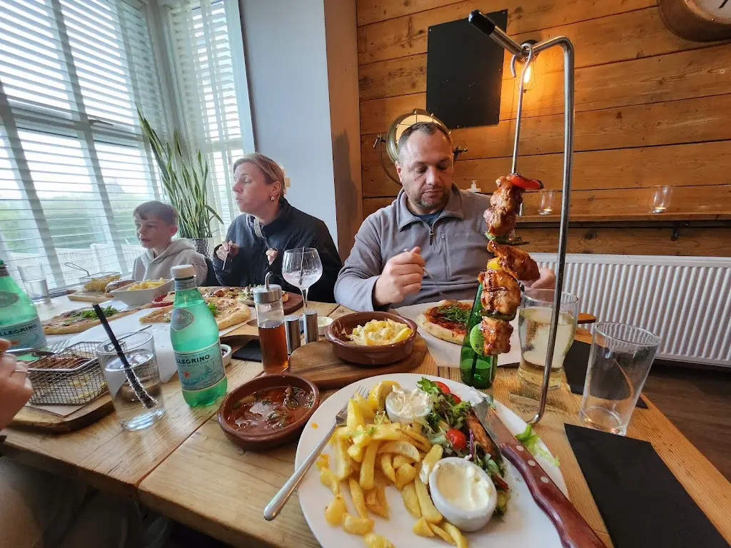 Alan J Roberts_Beachcomber Bar & Grill_Benllech_review