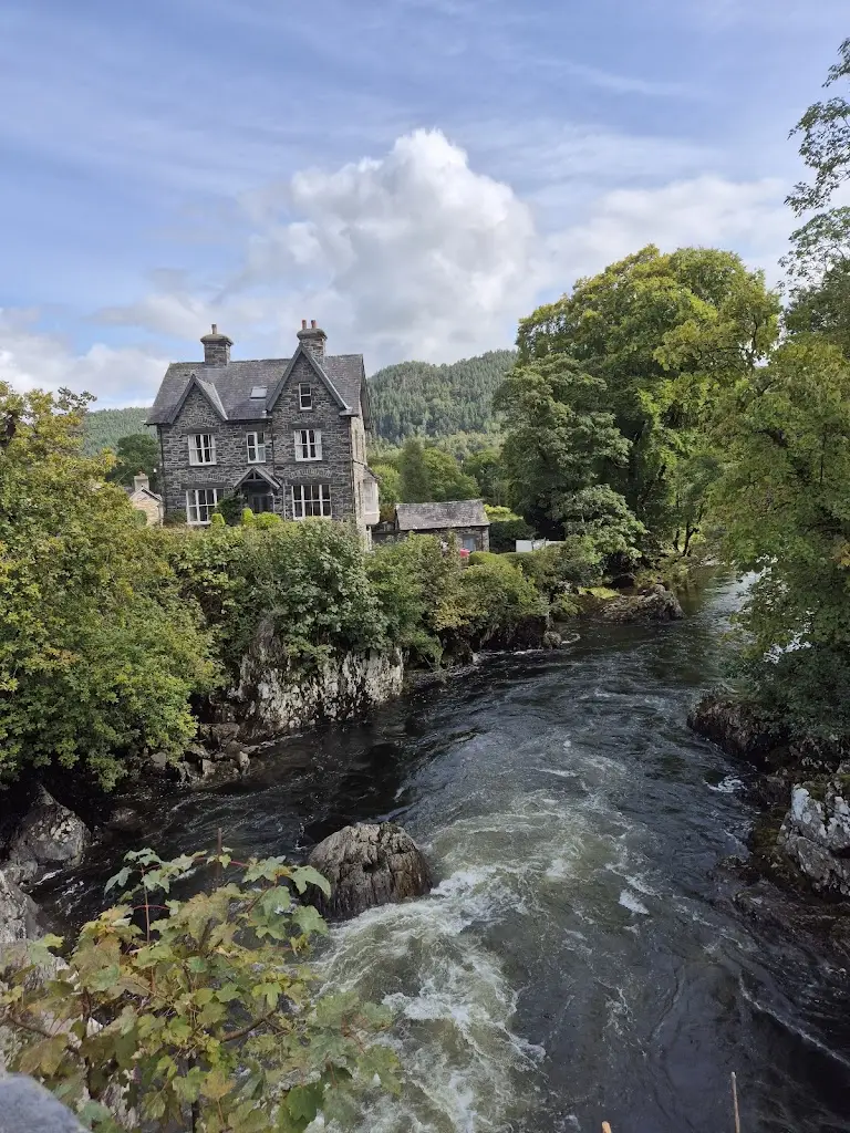 M Martin_Y Stablau - Stables Bar_Betws_review