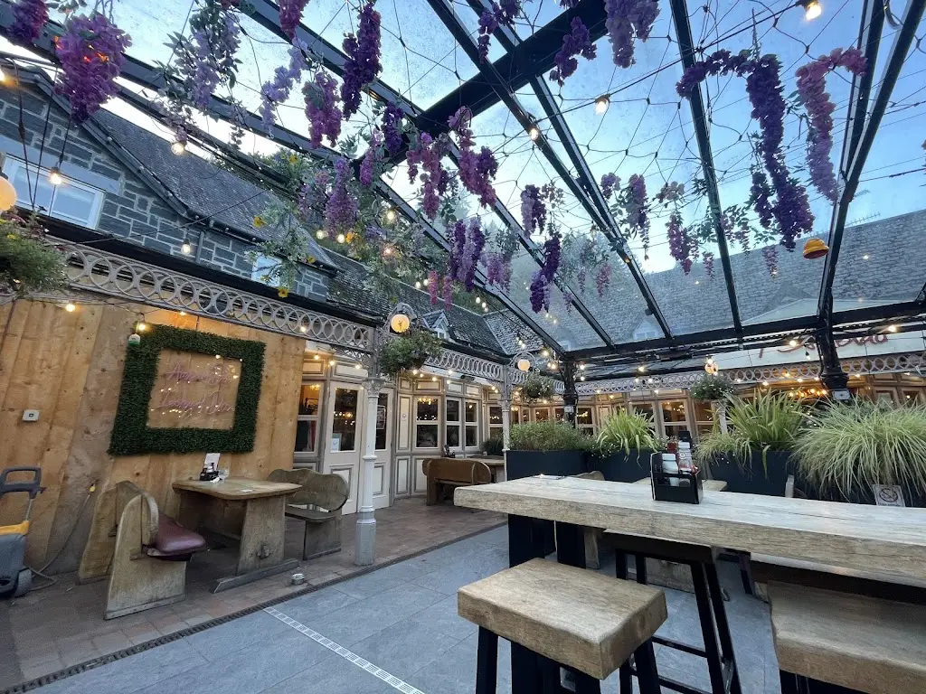 Tracy Morris_Y Stablau - Stables Bar_Betws_review