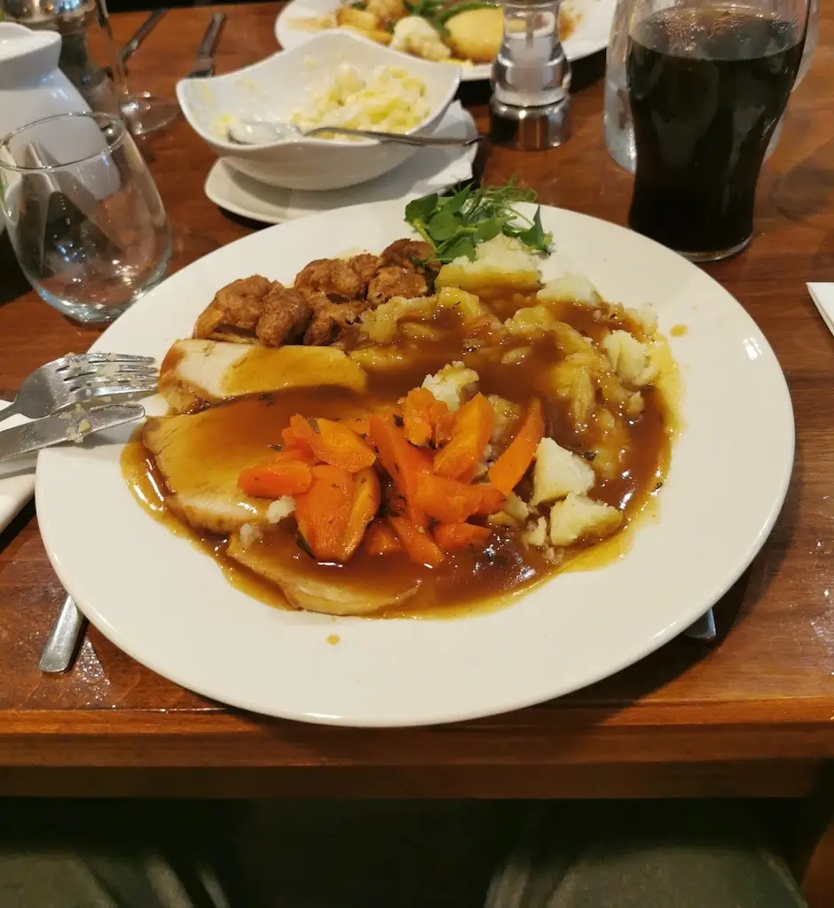 Snowy & Bluey Thomas_Alfred's Bar & Grill_Abercynon_review