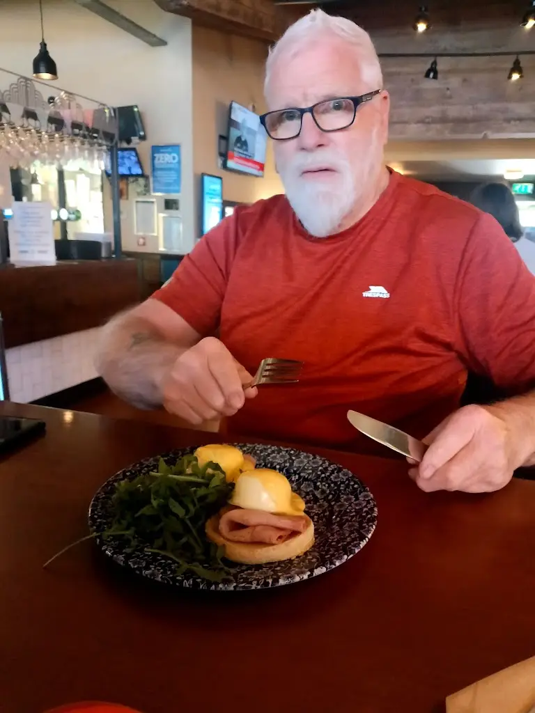 Keith Povall_The Avion - JD Wetherspoon_Aldridge_recensione