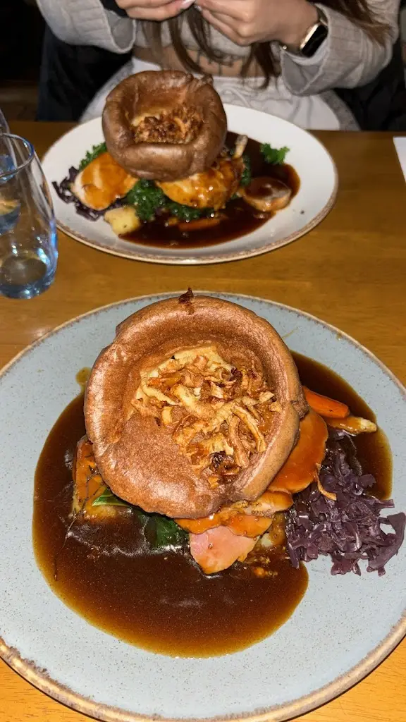 Natasha_The Hollybush Pub_Bitton_review