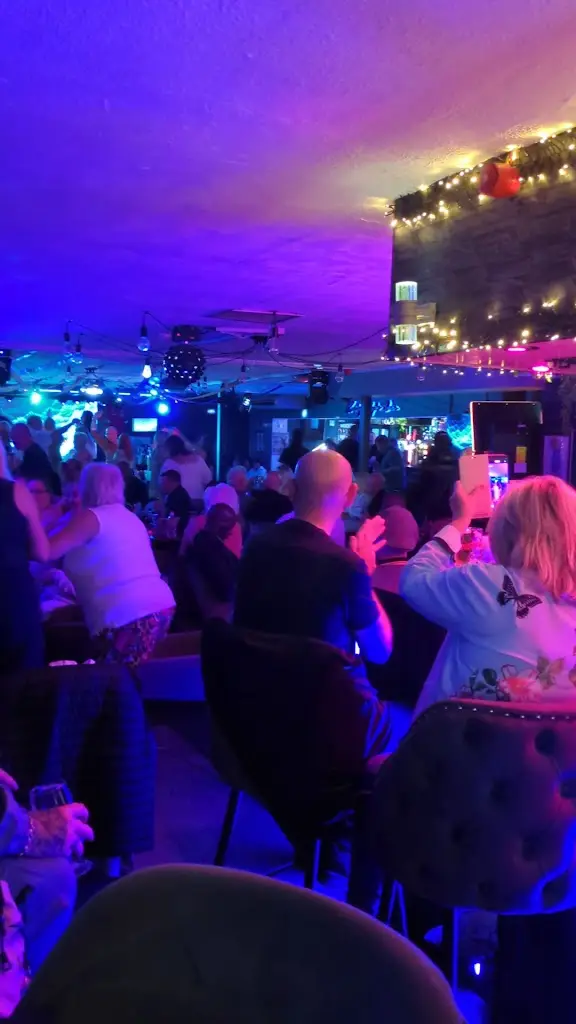 David Jones_Knightly's Bar_Abergele_review