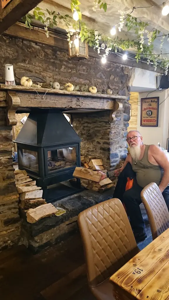 Sarah Harleyquinn_The Old White Horse Inn_Blaengwynfi_review