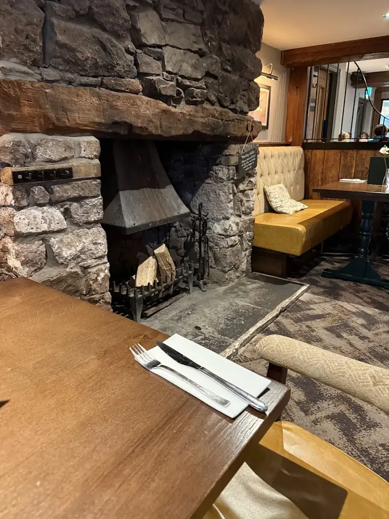 Iain McMillan_The Travellers Rest_Caerphilly_review