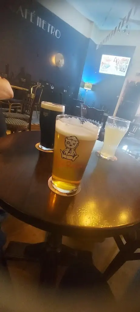 Kelly Lander_Cafe Metro Bar_Bilston_review