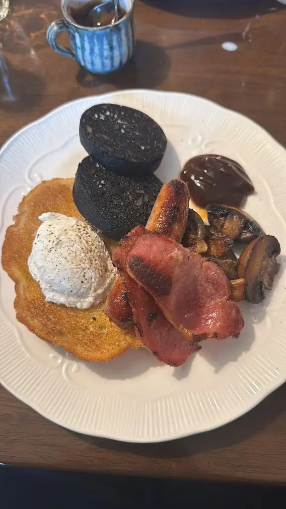 Richard Longmore_The Cedars_Builth Wells_review