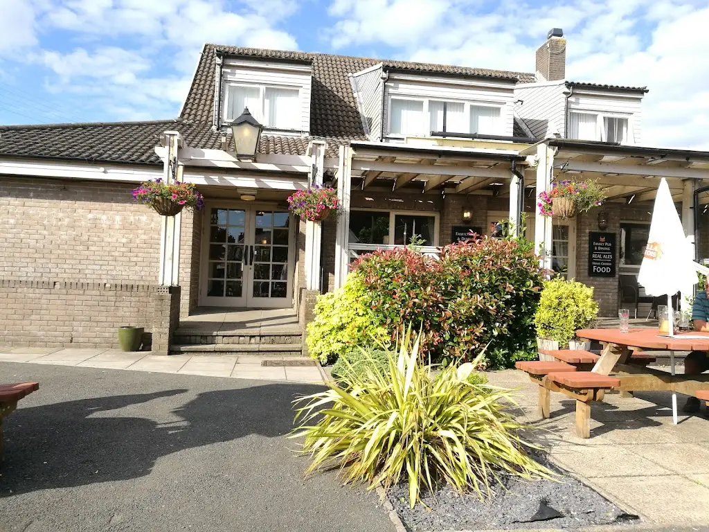 Tafarn-Y-Phoenix_Cross Hands_slider_image_3