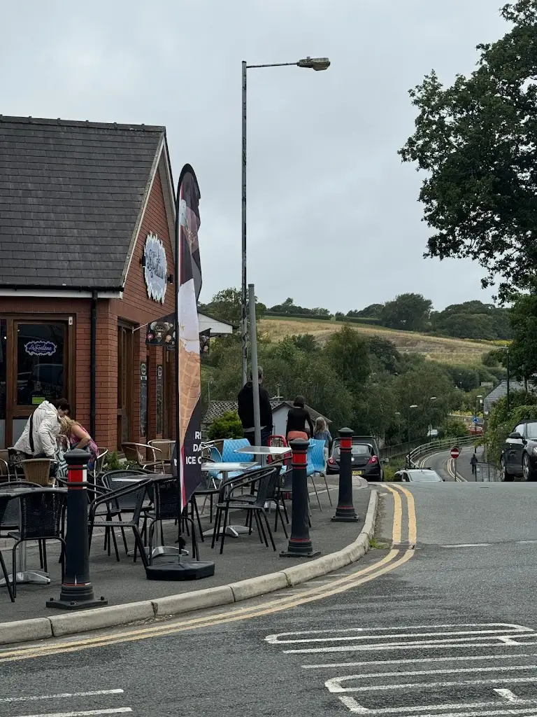 Zeinab CHREIF_La fontana_Cardigan_review