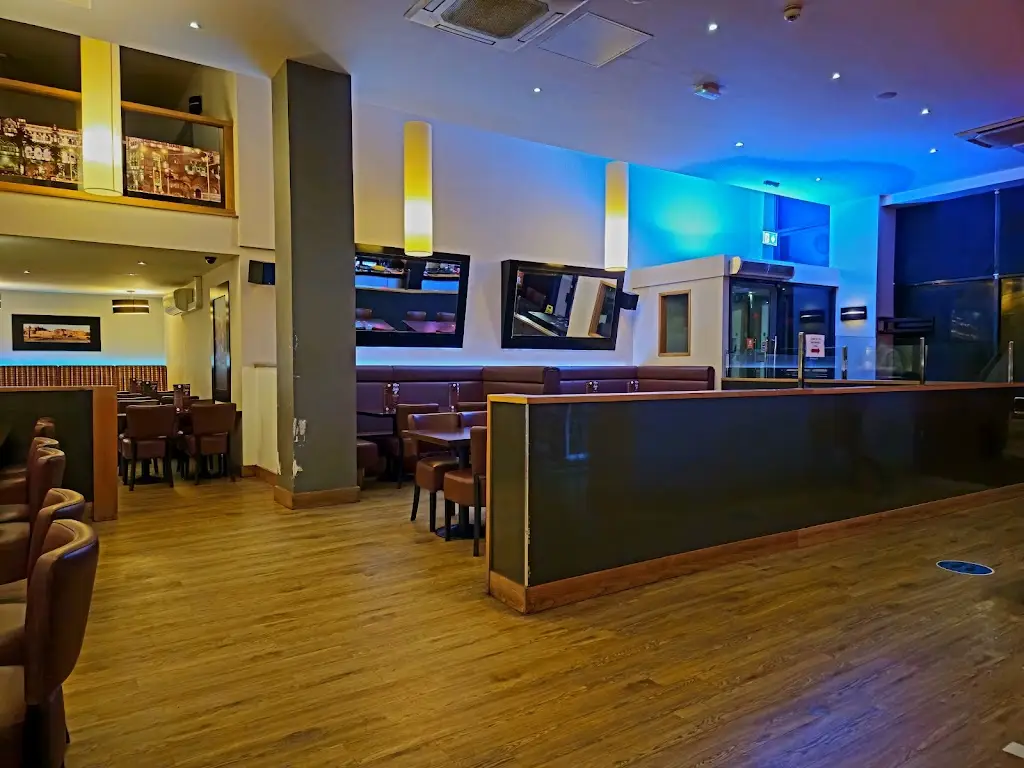 adam noble_Tiffins_Cwmbran_recensione