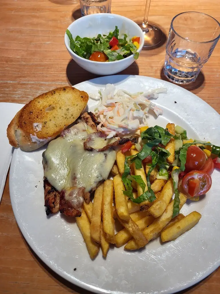 Lindy Done_Ashbridge Inn Table Table_Cwmbran_review