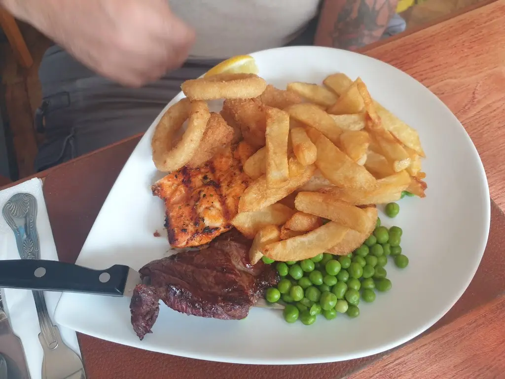 Dee_The Ynyscynon Inn_Cwmbach_review