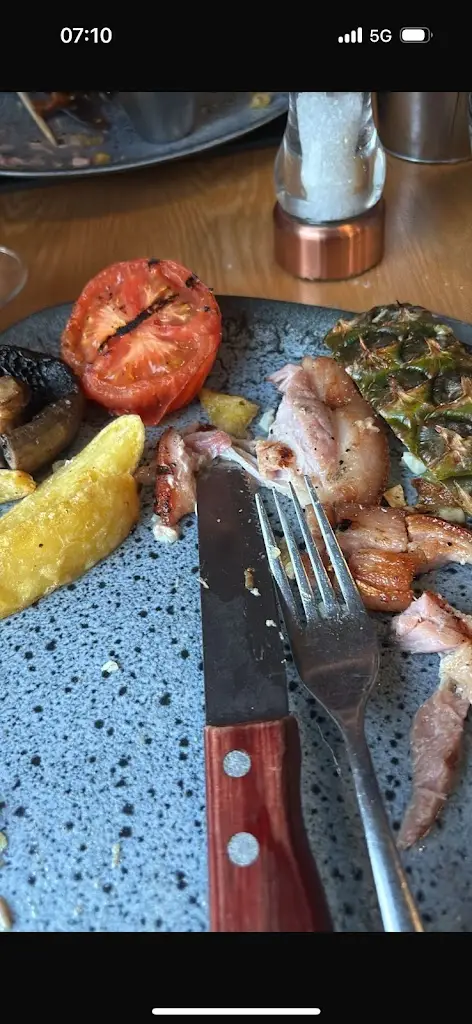 Nat Whyte_Cross Foxes_Dolgellau_review