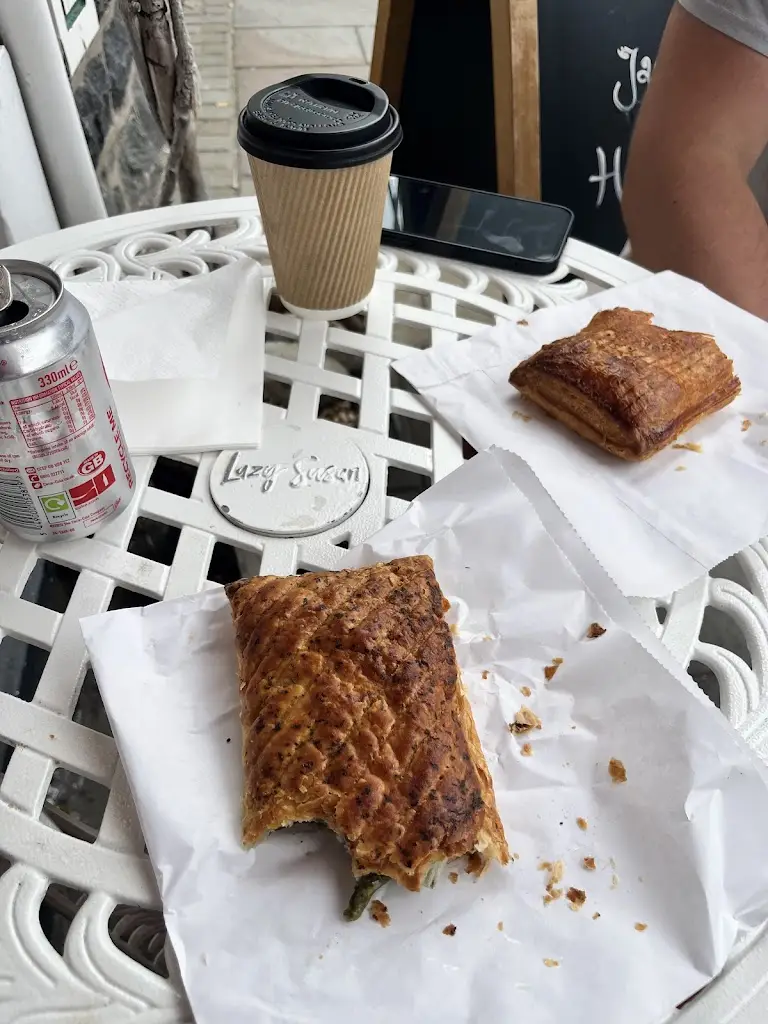 Meghan Grace Gayler_DD'S BAKERY AND SANDWICH BAR_Dolgellau_review