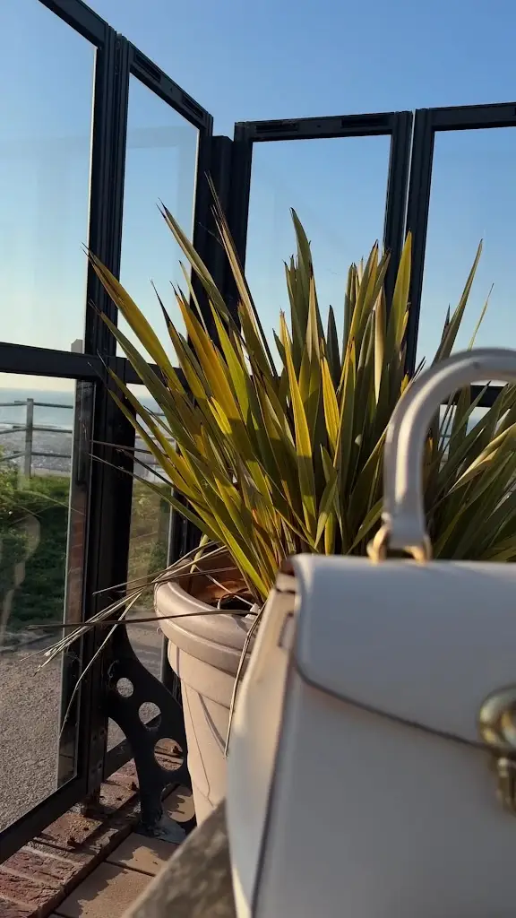 Francesca Doe_Minnis Bay Bar & Brasserie_Birchington-on-Sea_reseña