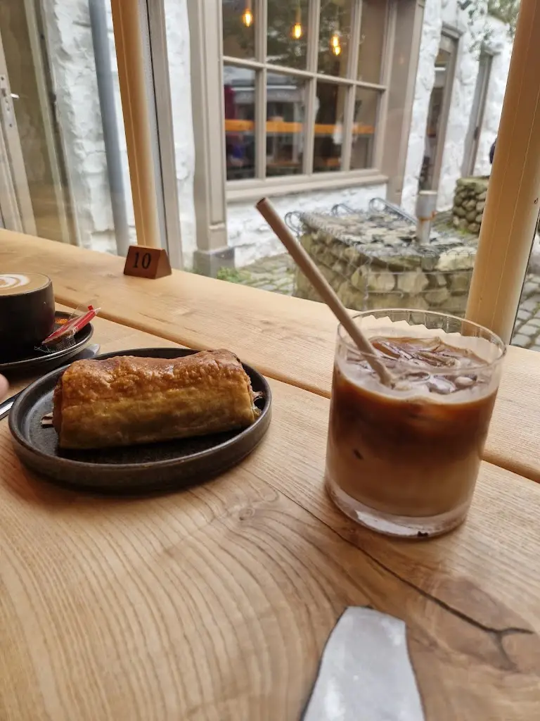 K S_Caffi Llew Glas_Harlech_review