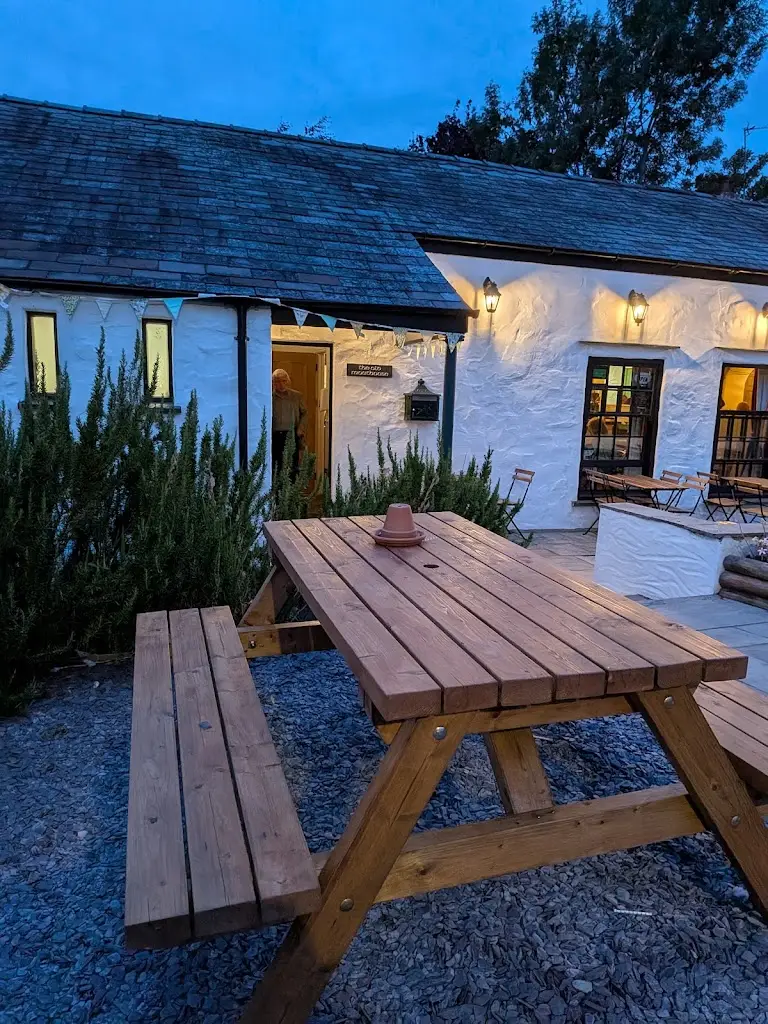 PAMELA MOLDEN_The Old Moathouse_Kidwelly_review