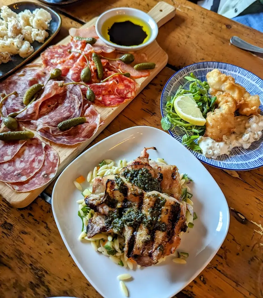 Paul Bobo_The Old Moathouse_Kidwelly_review