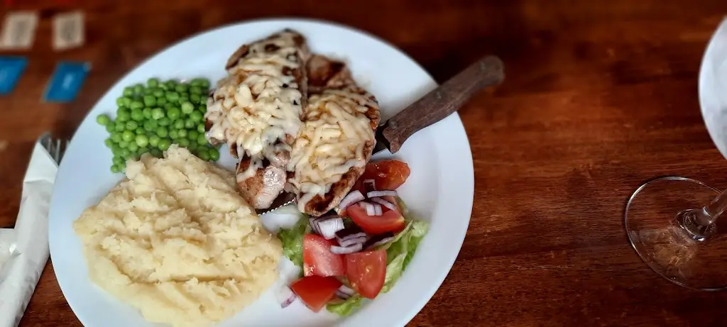 Goretti Njagi_Tafarn-Y-Trap_Gorseinon_review